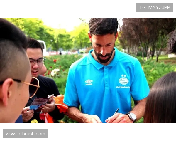 波黑球迷热情阳台成观赛新热点 波黑球迷热情阳台成观赛新热点